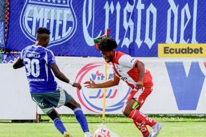 Técnico Universitario recibe a Emelec en el estadio Bellavista.