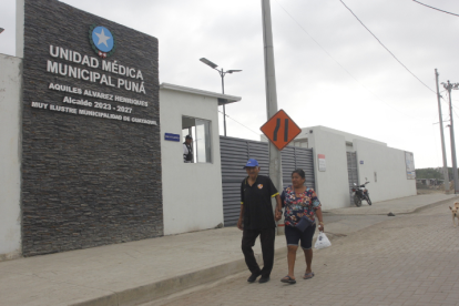 Unidad Médica Municipal.  Aún no cuenta con los permisos completos por lo que no atiende con normalidad. Las familias se quejan.