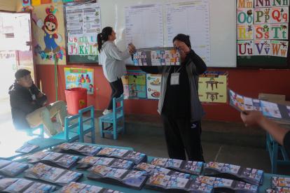 AME1091. LA PAZ (BOLIVIA), 17/08/2025.- Una jurado muestra un voto este domingo, durante el conteo de votos de las elecciones generales en un centro de votación en La Paz (Bolivia). EFE/ Luis Gandarillas