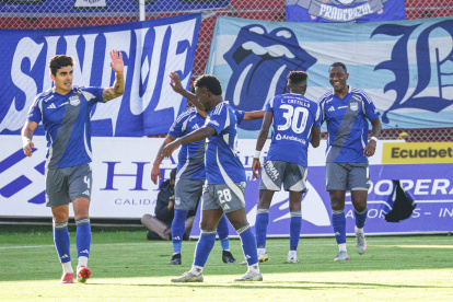 La celebración de Emelec en el Bellavista, el gol de Jaime Ayoví daba los 3 puntos.