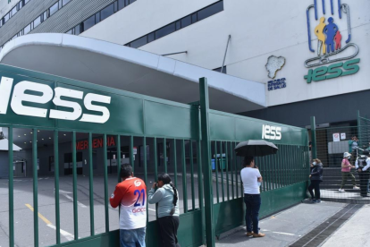 En el Hospital del IESS, del sur de Quito, donde pacientes esperan para acceder al servicio.