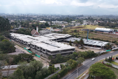 Proyecto. En la vía Arrayanes se levanta la plaza comercial La Gruta. Una amplia construcción, próxima a la iglesia, que incluye parqueaderos.