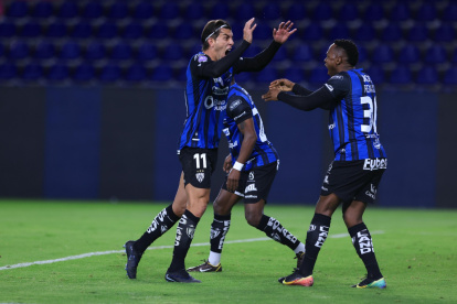 Michael Hoyos (i) celebra con Renato Ibarra el segundo gol con el que el equipo venció el sábado 2-1 a Orense.