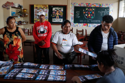 Jurados cuentan votos al cierre de la jornada de elecciones generales de Bolivia este domingo, en el municipio de Villa Tunari (Bolivia).