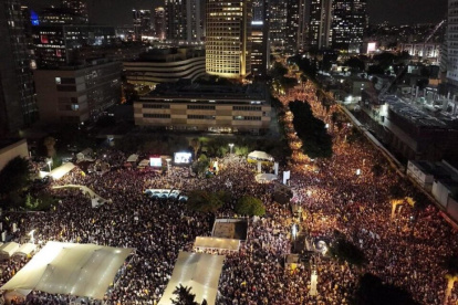 Multitudes se toman las calles de Tel Aviv.