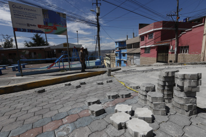 En el Placer adoquinaron una vía hace un año y los vecinos denuncian que otra vez volvieron a adoquinar.