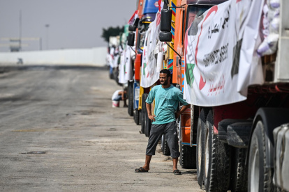 Camiones cargados con ayuda con destino a Gaza esperan en el lado egipcio del cruce fronterizo entre Egipto y la Franja de Gaza, en Rafah, Gobernación de Sinaí del Norte, Egipto.
