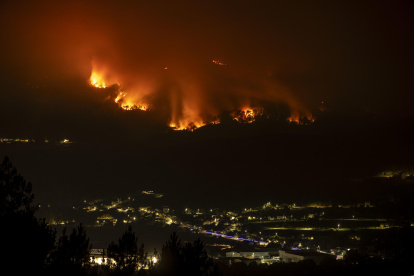 Vista desde Ribadavia (Ourense) del incendio que se inició en la localidad gallega de Carballeda de Avia.