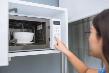 Aunque práctico, el microondas puede alterar la composición de ciertos alimentos. Saber qué evitar es clave para cuidar tu salud.