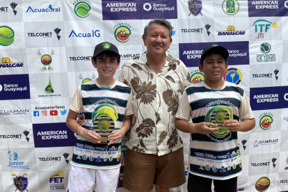 Jonhny Saldivias, director del torneo Ecuajuniors, durante la premiación a jugadores de 13 años.