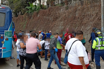 Los heridos en el accidente fueron atendidos en el sitio por paramédicos.