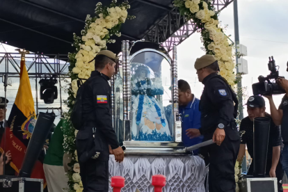 La Policía Nacional resguarda el recorrido de la Virgen del Cisne para garantizar la seguridad de los fieles.