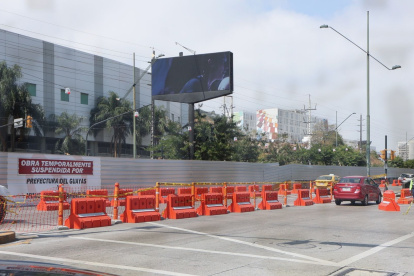 Paso elevado se encuentra suspendido por la Prefectura