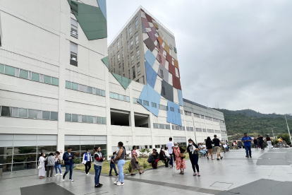 Varios pacientes del IESS creen que dinero que se paga a los centros médicos externos se debe invertir en mejorar y dar mantenimiento a los servicios del IESS para que este estén en mejores condiciones.