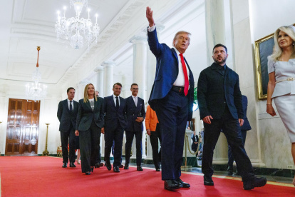 El presidente de EE.UU. Donald J. Trump, y el presidente de Ucrania, Volodymyr Zelensky, con autoridades en la Casa Blanca en Washington, DC, EE. UU., el 18 de agosto de 2025.
