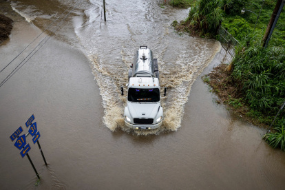 Un camión avanza por una carretera inundada mientras el huracán Erin de categoría 3 abandona la región en Puerto Rico, el 16 de agosto de 2025.