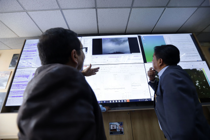 Mario Ruiz, director del IG, le explicó al alcalde de Rumiñahui, Fabián Iza, la situación del volcán Cotopaxi.