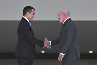 El presidente de Brasil, Luiz Inácio Lula da Silva (d), recibió a su homólogo de Ecuador, Daniel Noboa, este lunes 18 de agosto en Brasilia (Brasil).
