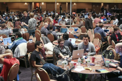 Finalistas del hackIAthon presentan sus agentes de inteligencia artificial ante el jurado en el auditorio de UTEG, Guayaquil.