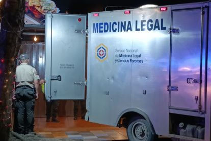 Personal de Criminalística llegó al restaurante para levantar el cadáver.