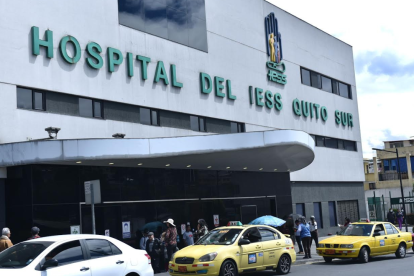 En el Hospital del IESS Quito Sur, que se inauguró en diciembre del 2017, decenas de ciudadanos esperan para ingresar.