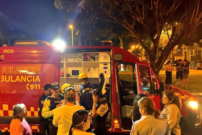 Paramédicos del Cuerpo de Bomberos de Samborondón atendieron al guardia herido.