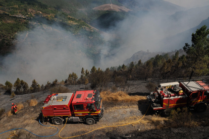 Efectivos de la Unidad Militar de Emergencis (UME) trabajan en las labores de extinción del fuego en la parroquia de Bendollo (Quiroga) que ha quemado más de 20.000 hectáreas en las comarcas orientales de las provincias de Ourense y Lugo.