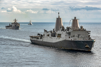 El dique de transporte anfibio clase San Antonio USS Mesa Verde (LPD 19), (I) el buque de desembarco clase Harpers Ferry USS Carter Hall (LSD 50) y el destructor de misiles en el mar Mediterráneo el 31 de diciembre de 2023.