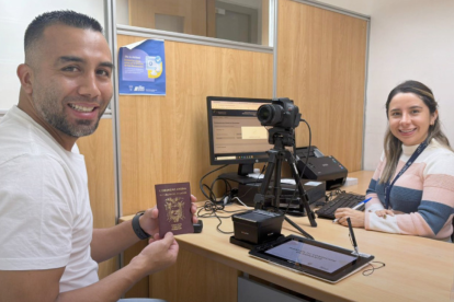 Ciudadanos realizan el trámite para obtener su pasaporte durante la jornada extraordinaria del Registro Civil en Ecuador.