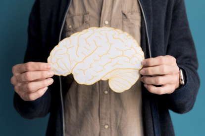 Leer, escuchar música y mantener vínculos sociales son hábitos que fortalecen la memoria sin importar la edad.