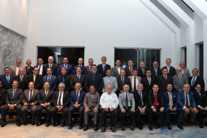 Más de un centenar de asistentes, entre exalumnos, esposas y docentes invitados, se reencontraron en una velada llena de recuerdos y camaradería.