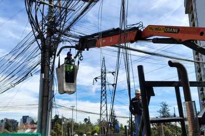 Este 19 de agosto se retiraron los cables aéreos en la av. República y Eloy Alfaro, en el norte de Quito.