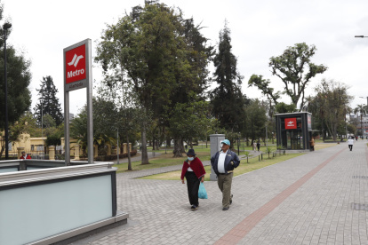 Los exteriores de algunas estaciones del Metro lucen desolados, dependiendo de la hora del día. La percepción de inseguridad crece en esas condiciones.