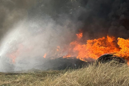 Un bombero realiza labores para aplacar el fuego en un predio en el kilómetro 14 de la vía a Daule, en el norte de Guayaquil.
