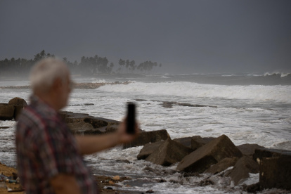 Una persona toma una fotografía al mar en Nagua (República Dominicana).