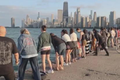 Cada domingo, el Scream Club reúne a decenas de personas para liberar tensiones con un grito colectivo frente al lago Michigan.