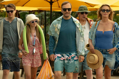 Más que solo entretimiento, Nadie 2 habla de un hombre atrapado entre el deseo de llevar una vida normal y las consecuencias de un pasado violento que lo persigue.