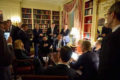 El presidente Volodymyr Zelensky (C) durante su conversación con líderes europeos, incluido la presidenta de la Comisión Europea, Ursula von der Leyen, en la biblioteca de la Casa Blanca, el 18 de agosto de 2025.