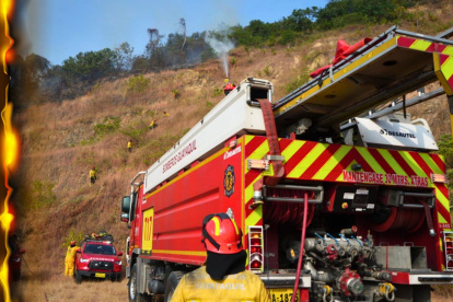 Incendio en Cerro Colorado, atrás de Metrópolis I, moviliza a 80 bomberos.