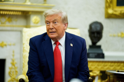 La administración Trump amplió su estrategia para enviar migrantes a terceros países, según reportes de CBS News.