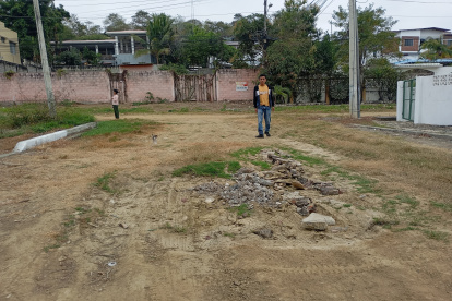 Hecho. El daño es tal en las calles que las familias de La Victoria han rellenado los huecos con piedras y palos.