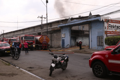 Bomberos combaten el incendio en una bodega de cables en la vía a Daule, Guayaquil.