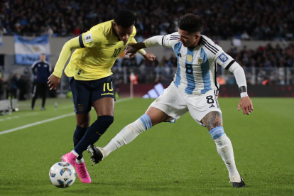 AME7420. BUENOS AIRES (ARGENTINA), 07/09/2023.- Gardelito (d) de Argentina disputa el balón con Gonzalo Plata de Ecuador hoy, en un partido de las Eliminatorias Sudamericanas para la Copa Mundial de Fútbol 2026 entre Argentina y Ecuador en el estadio Más Monumental en Buenos Aires (Argentina). EFE/ Luciano González