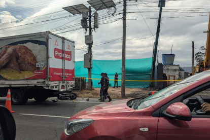 Un motociclista y un camión estuvieron involucrados en el accidente en la avenida Simón Bolívar.