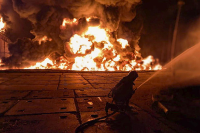 Rescatistas ucranianos trabajando en el lugar de un ataque ruso a una instalación de infraestructura cerca de Odesa, Ucrania, el 18 de agosto de 2025.