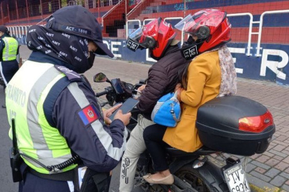 Quito endurece control a motociclistas: megaoperativos y sanciones en aumento