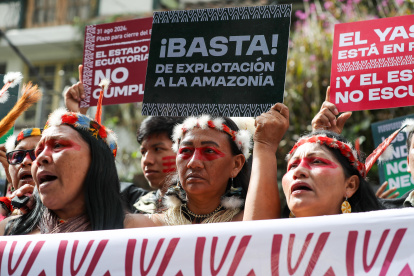 Indígenas waorani y organizaciones defensoras del medioambiente denuncian que el Gobierno ha incumplido con el cierre de los pozos petroleros en el Yasuní.