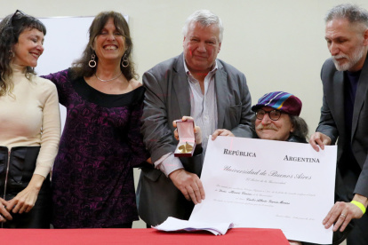 Charly García en la Universidad de Buenos Aires recibiendo su reconocimiento Honoris Causa