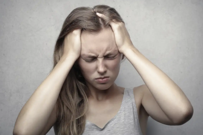 Infusiones de jengibre y menta, compresas frías y técnicas de relajación son aliados naturales contra el dolor de cabeza.