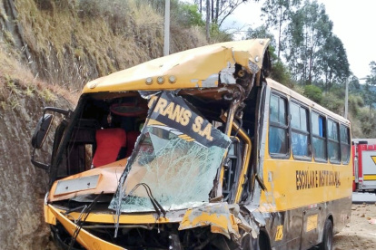 Esta tarde se produjo un accidente de tránsito entre un tráiler y un bus escolar, en la Ruta Viva y Yanazarapata.